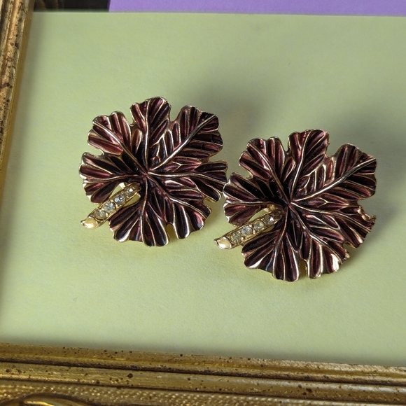 ♥️ Vintage Flower Leaf Floral design red enamel and rhinestone clip on Earrin… - Picture 4 of 7